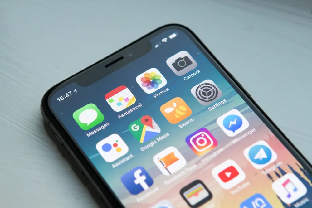 Mano che tiene uno smartphone con la schermata delle applicazioni aperta